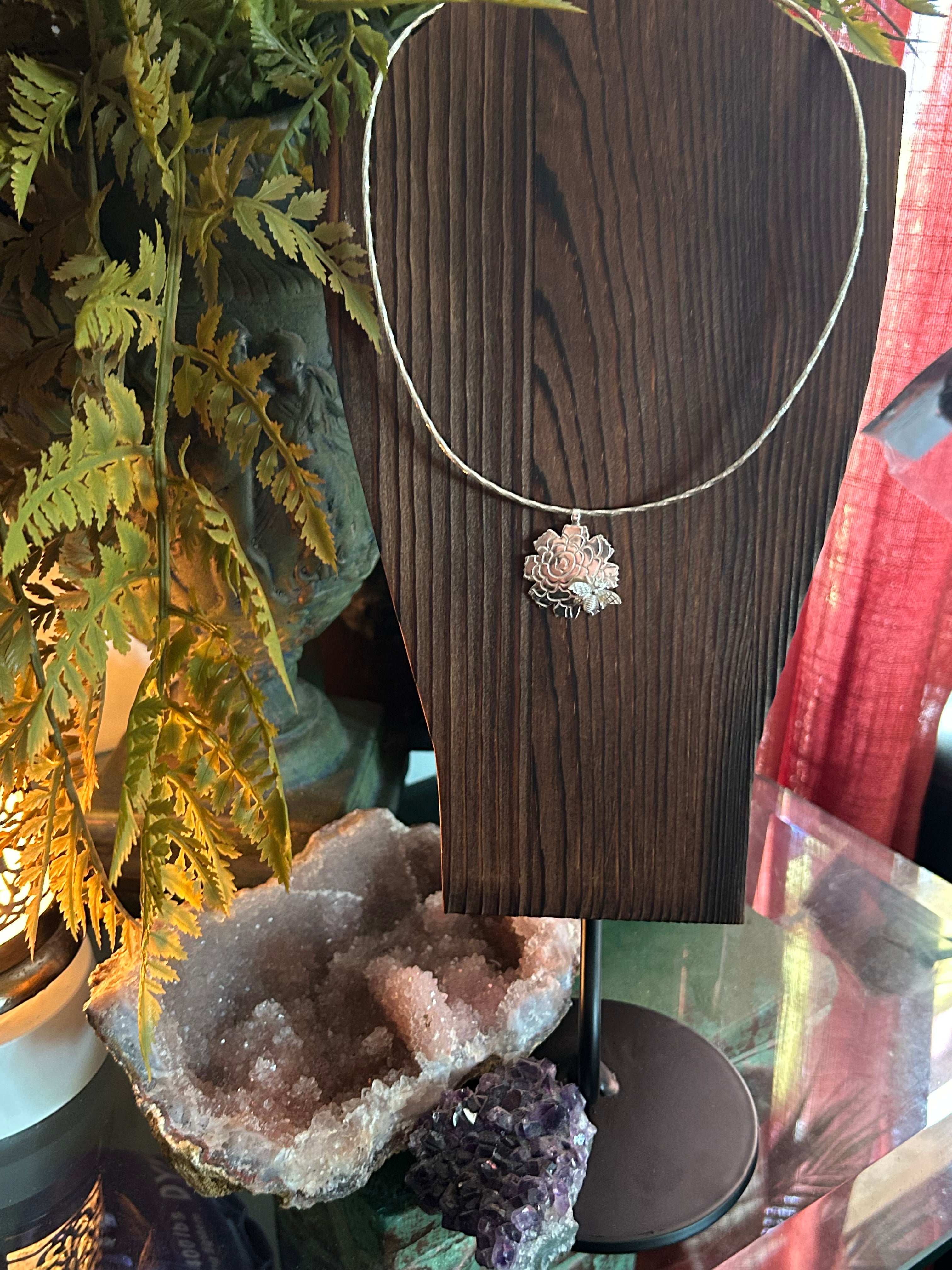 N30  “ Happy Bee” sterling silver pendant on thick diamond cut 17” omega chain