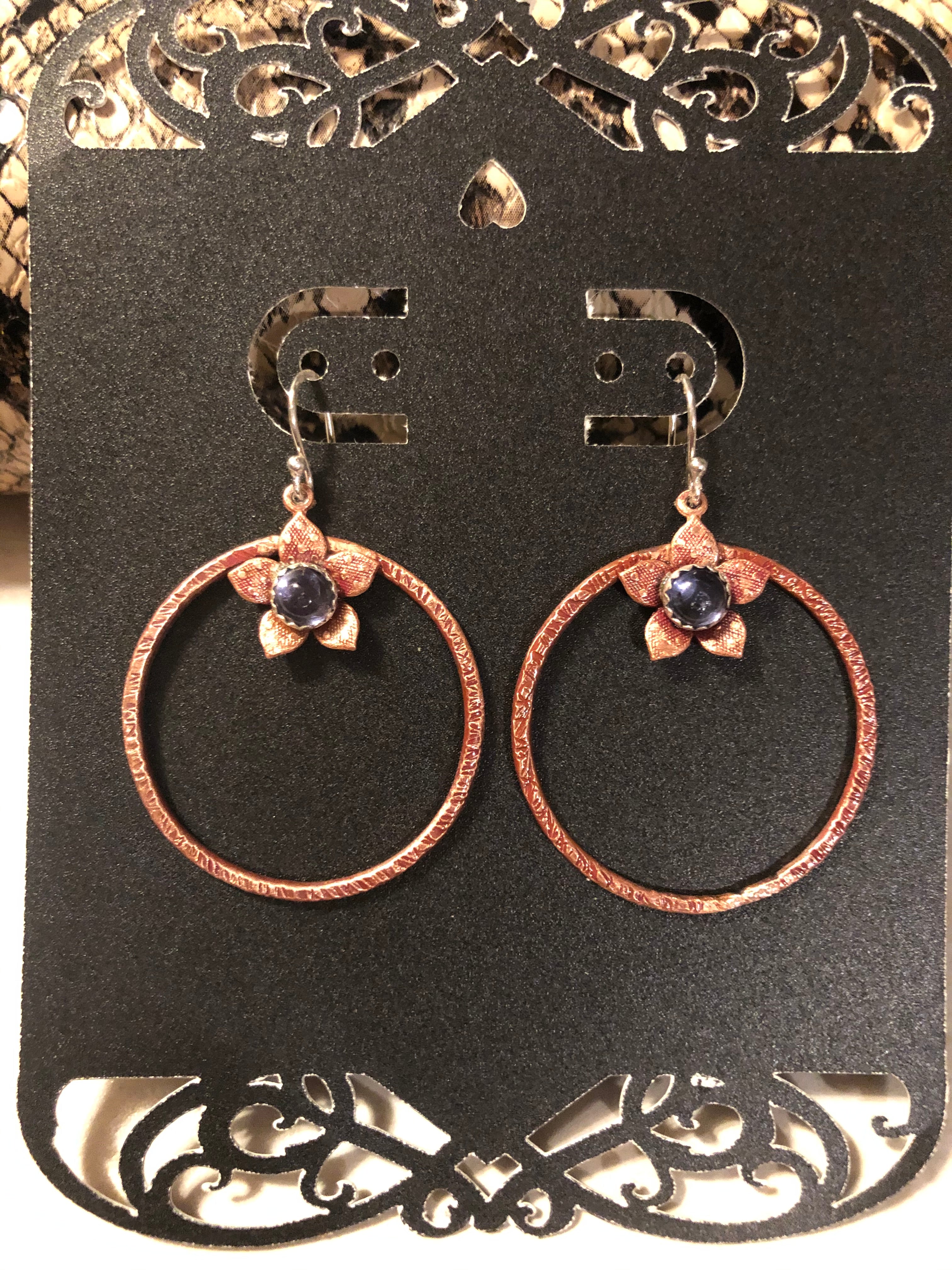 E117 SS/copper hoop & daisy w/ 5 mm Iolite stone center