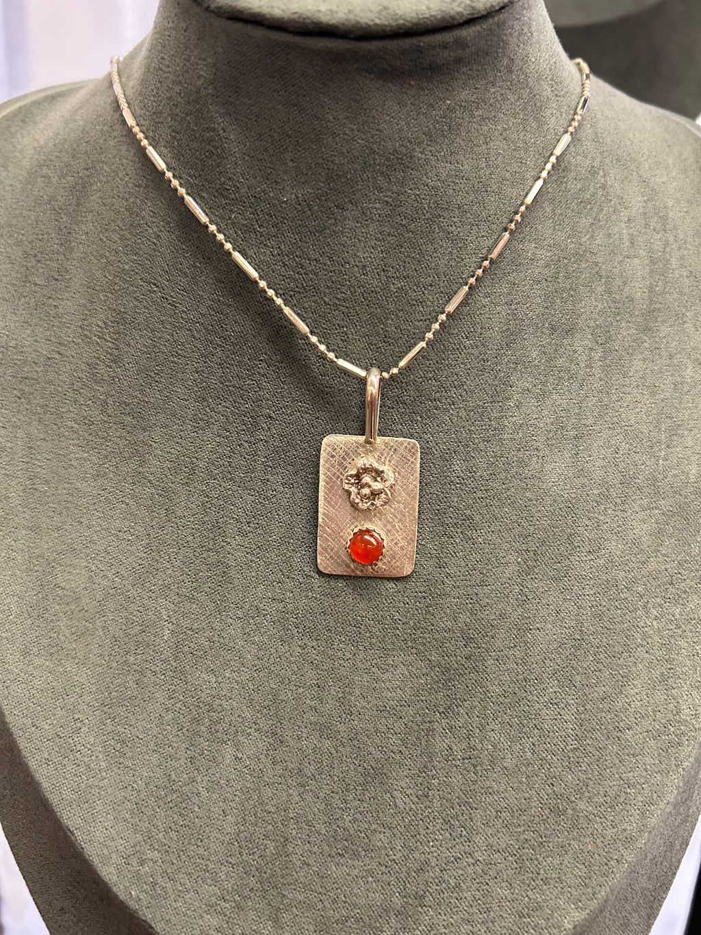 N28 sterling silver flower & 6 mm carnelian pendant