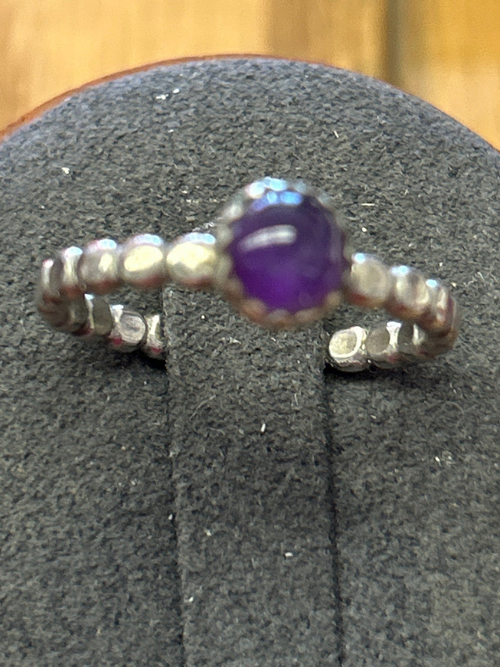 R25  SS 6mm Amethyst set on Bead wire band size 7 ring