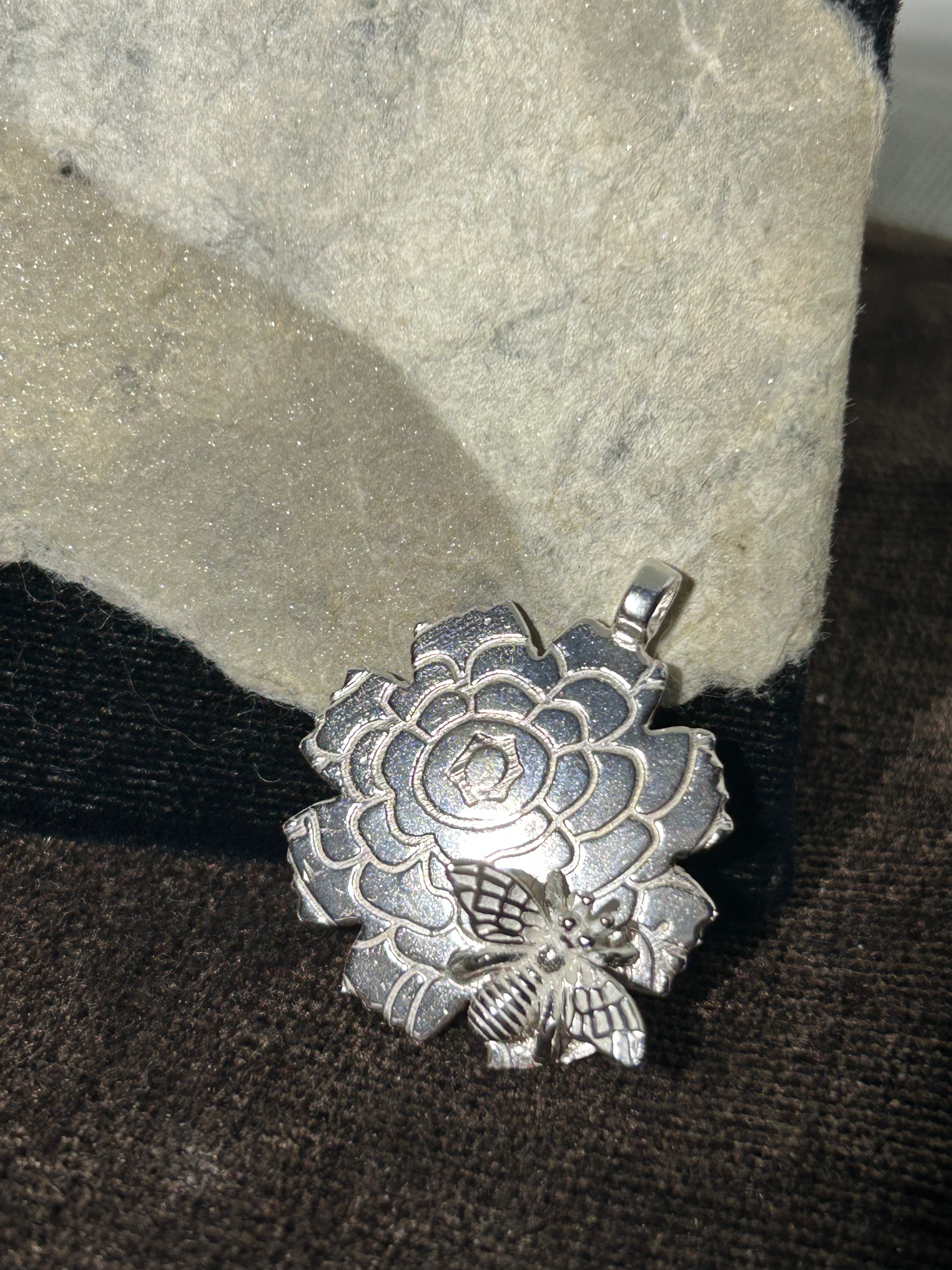 N30  “ Happy Bee” sterling silver pendant on thick diamond cut 17” omega chain