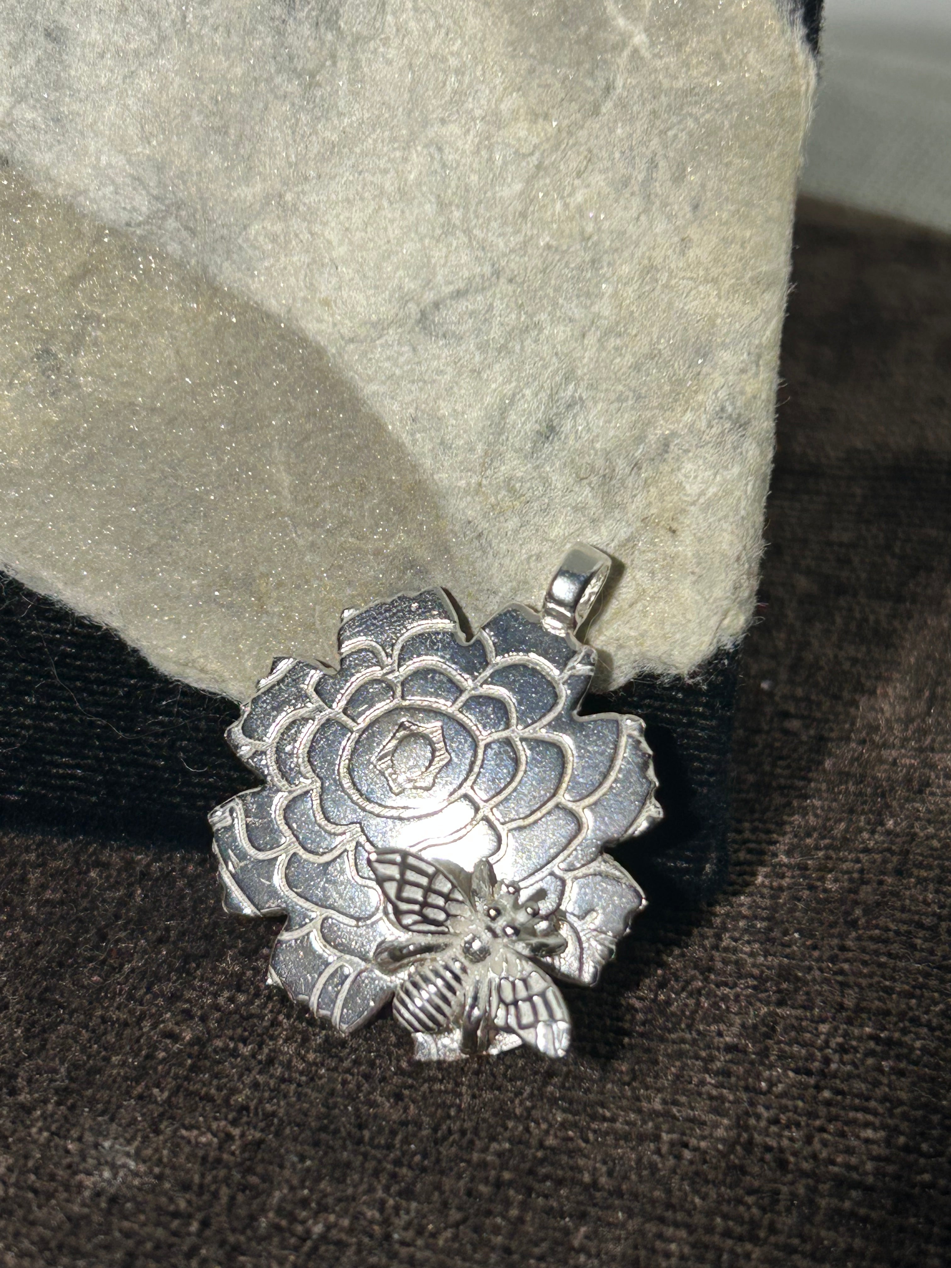 N30  “ Happy Bee” sterling silver pendant on thick diamond cut 17” omega chain
