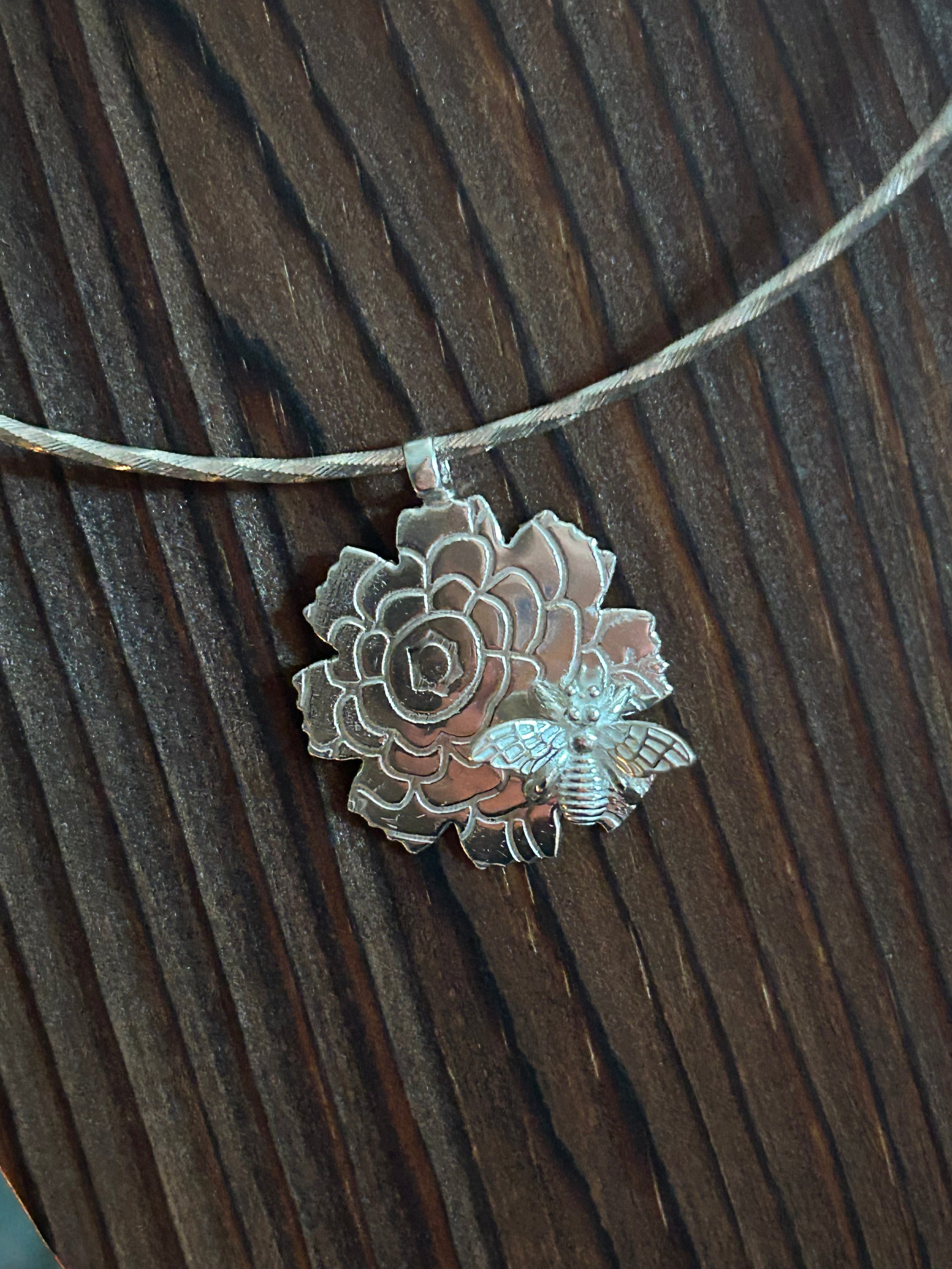N30  “ Happy Bee” sterling silver pendant on thick diamond cut 17” omega chain