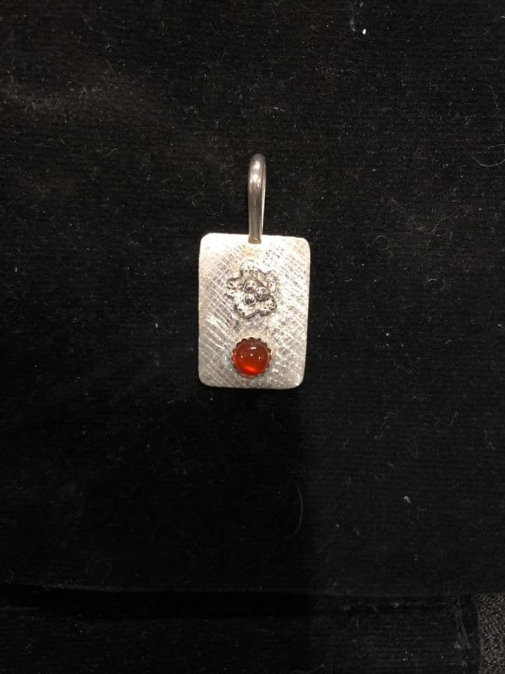 N28 sterling silver flower & 6 mm carnelian pendant