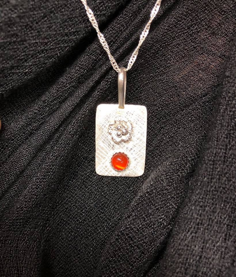 N28 sterling silver flower & 6 mm carnelian pendant