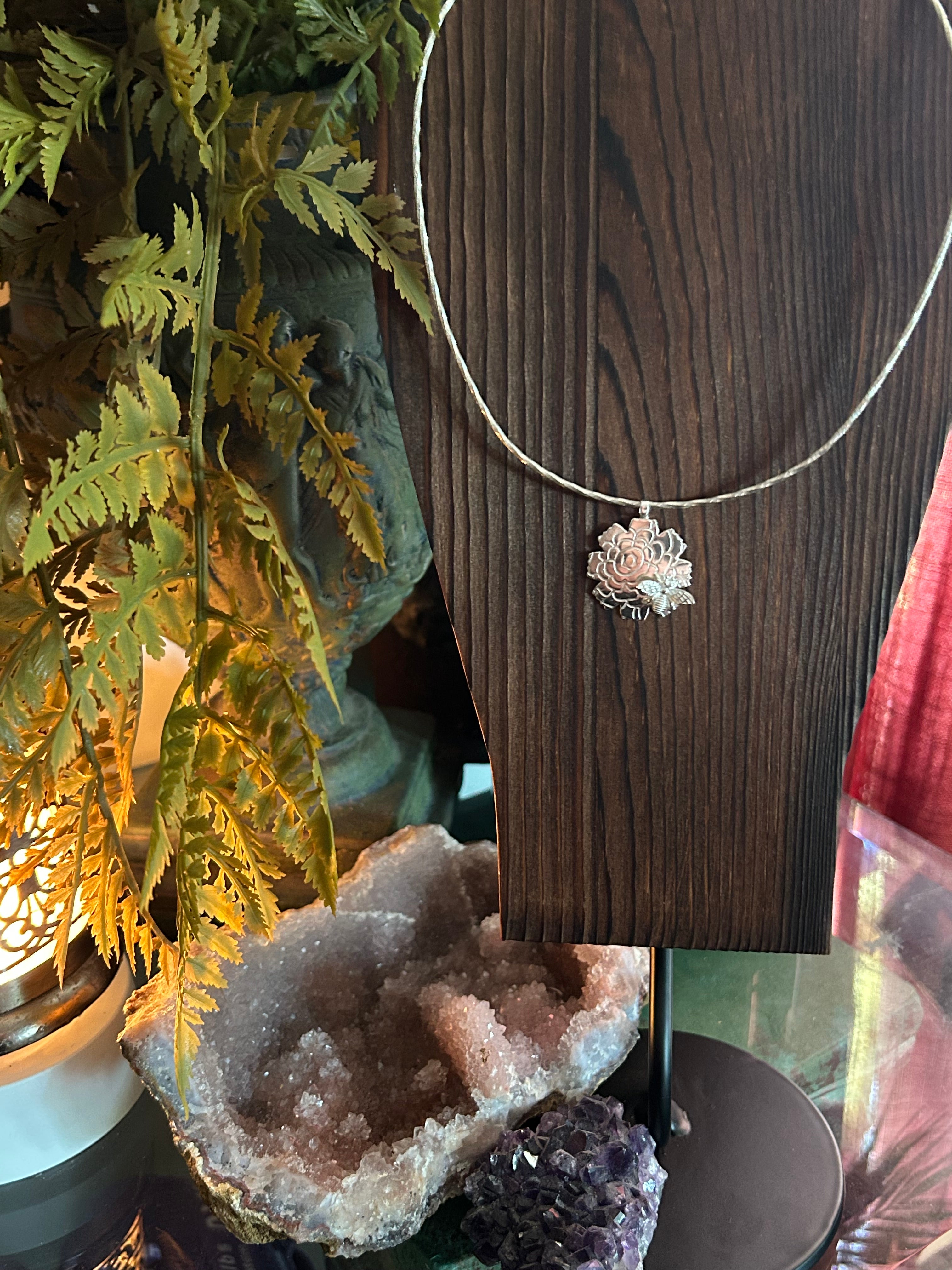 N30  “ Happy Bee” sterling silver pendant on thick diamond cut 17” omega chain